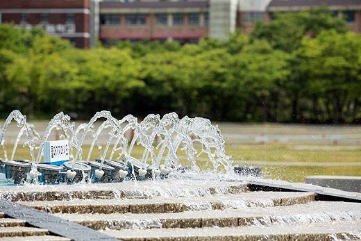 체감온도 31도 훌쩍 ‘선케어 필수’... 서울·인천 등 수도권 빗방울 [오늘날씨]=화요일인 오늘(10일) 날씨는 전국이 가끔 구름 많겠으나, 수도권과 강원도는 대체로 흐리다가 오후부터 맑아지겠고, 제주도는 대체로 흐리겠다. 기상청 오늘날씨 예보에 따르면 이날 서울.인천.경기남부와 강원중부내륙에 0.1mm 미만의 빗방울이 떨어지는 곳이 있겠다. ©bnt뉴스: 서울, 서울날씨, 오늘날씨, 내일날씨