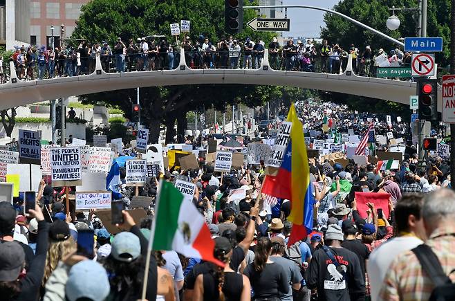 8일 캘리포니아주 로스앤젤레스(LA)에서 불법 이민자 추방에 반대하는 시위가 열리고 있다. /UPI 연합뉴스