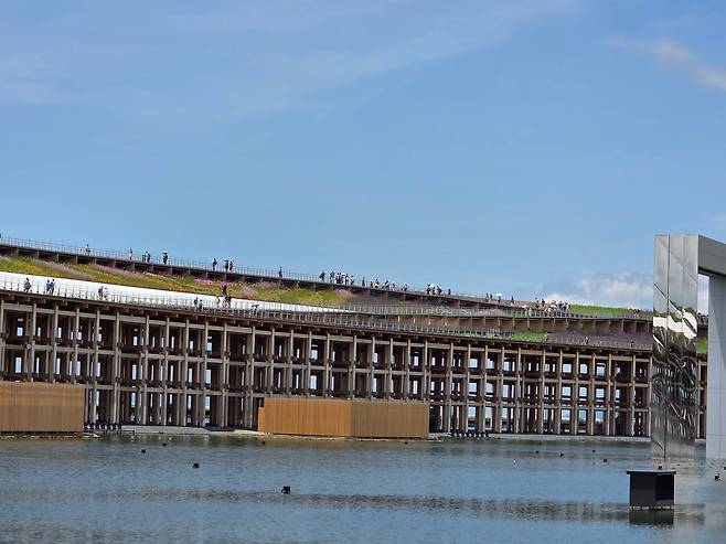 오사카 만을 바라보고 세워진 그랜드 링은 옥상이 꽃길이 조성돼 산책로 역할도 했다. /오사카=최보윤기자