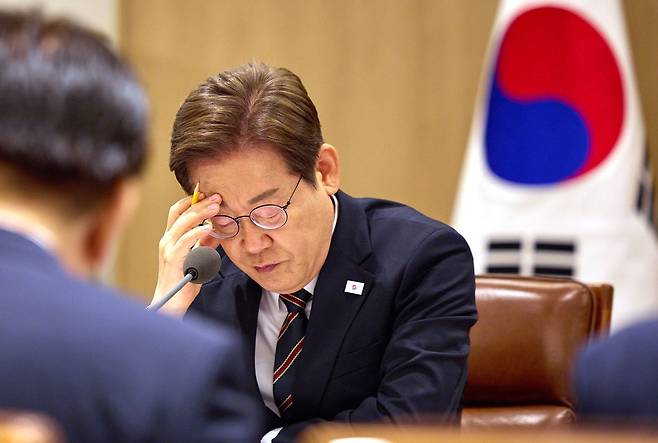 이재명 대통령이 9일 서울 용산구 대통령실 청사에서 열린 비상경제점검 TF 2차 회의에서 생각에 잠겨 있다./대통령실