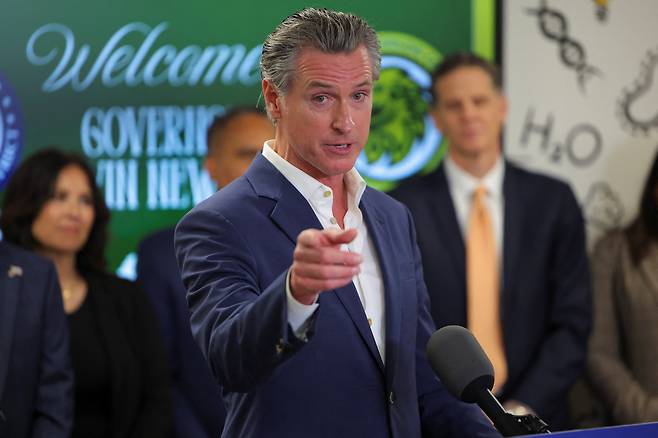 개빈 뉴섬 캘리포니아 주지사가 지난 6일 미국 캘리포니아주 컴턴의 클린턴 초등학교를 방문해 주 전역에 문해력 코치 배치를 발표하며 연설하고 있다./로이터 연합뉴스