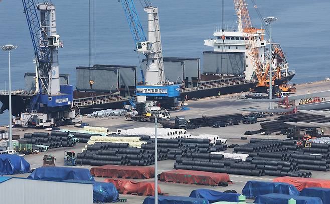 지난 1일 경기도 평택항에 철강 제품이 쌓여 있다. /연합뉴스