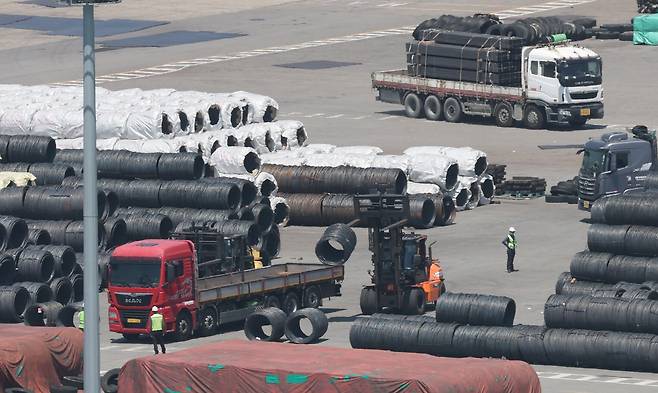 경기 평택시 포승읍 평택항 수출 야적장에 철강 제품이 쌓여있는 모습. /뉴스1