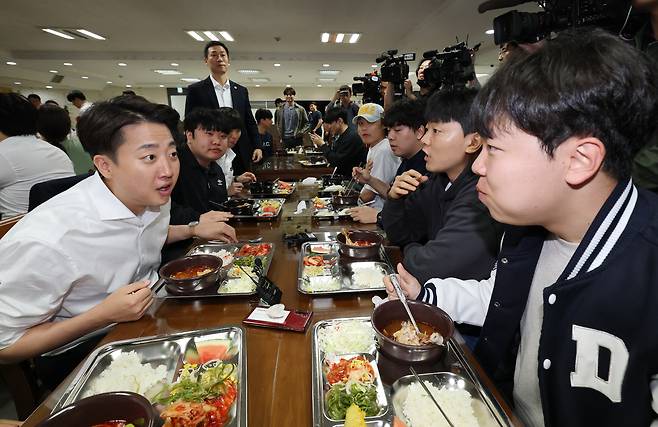 (천안=뉴스1) 김기태 기자 = 이준석 개혁신당 대통령 후보가 16일 충남 단국대학교 천안캠퍼스 학생식당에서  '학식먹자 이준석'을 진행하고 있다. 2025.5.16/뉴스1