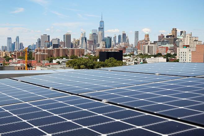 지난 2022년 8월 미국 뉴욕 브루클린의 콘도 건물인 팀버 하우스 옥상에 설치된 태양광 패널 / 로이터=연합뉴스