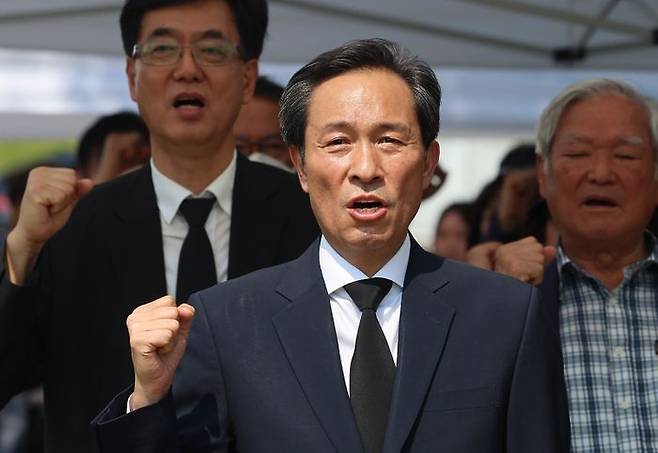 대통령실 정무수석비서관으로 임명된 우상호 이한열기념사업회 이사장이 9일 서울 서대문구 연세대학교 이한열 동산에서 열린 제38주기 이한열 추모식에서 임을 위한 행진곡을 부르고 있다. ⓒ공동취재단