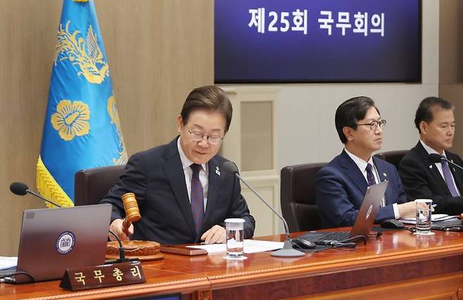 이재명 대통령이 10일 서울 용산 대통령실에서 국무회의를 개회하며 의사봉을 두드리고 있다. ⓒ연합뉴스