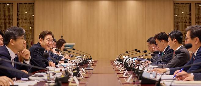 이재명 대통령이 9일 서울 용산구 대통령실 청사에서 열린 비상경제점검 TF 2차 회의를 주재하고 있다. 2025.6.9 대통령실 제공