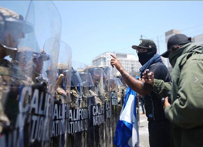 도널드 트럼프 미국 대통령이 8일(현지 시간) 캘리포니아주 로스앤젤레스에 파견한 주 방위군이 전열을 가다듬고 있다. AP=뉴시스