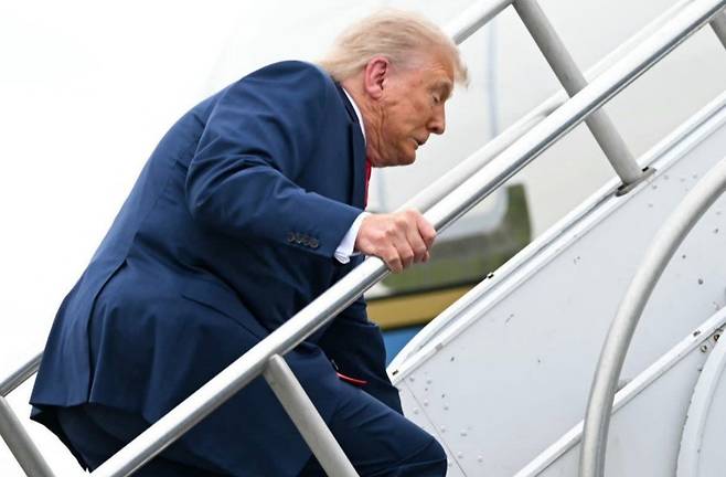 에어포스원에 오르는 도널드 트럼프 미국 대통령. X(엑스) 캡처