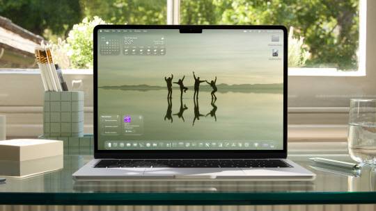 macOS Tahoe 26에서 사용자는 데스크탑과 Dock을 맞춤 설정해 위젯과 앱 아이콘을 여러 겹의 리퀴드 글래스로 단장할 수 있다. 애플 제공.