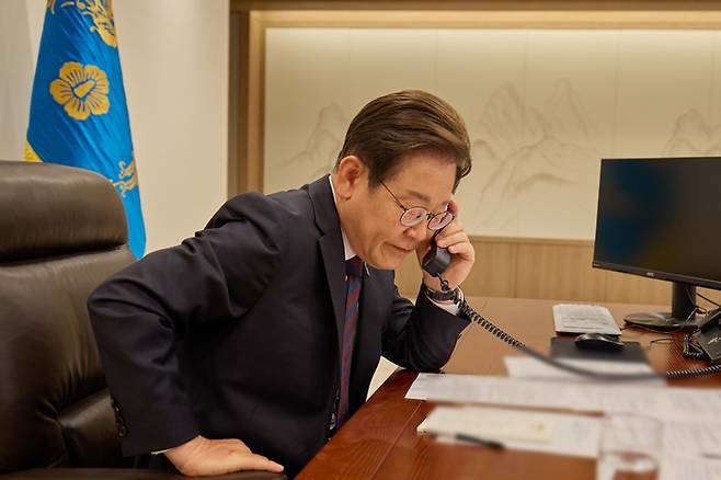 이재명 대통령, 시진핑 중국 국가주석과 통화     (서울=연합뉴스) 이재명 대통령이 10일 서울 용산 대통령실에서 시진핑 중국 국가주석과 전화 통화를 하고 있다. 2025.6.10 [대통령실 제공. 재판매 및 DB 금지]     photo@yna.co.kr (끝)
