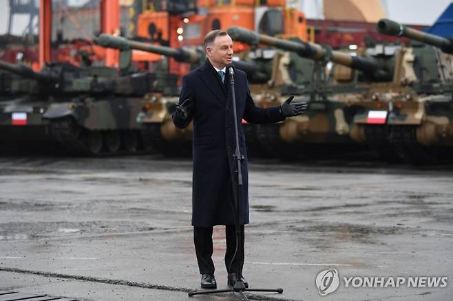 한국서 초도 납품된 K2 전차·K-9 자주포 앞에서 연설하는 폴란드 대통령. 연합뉴스