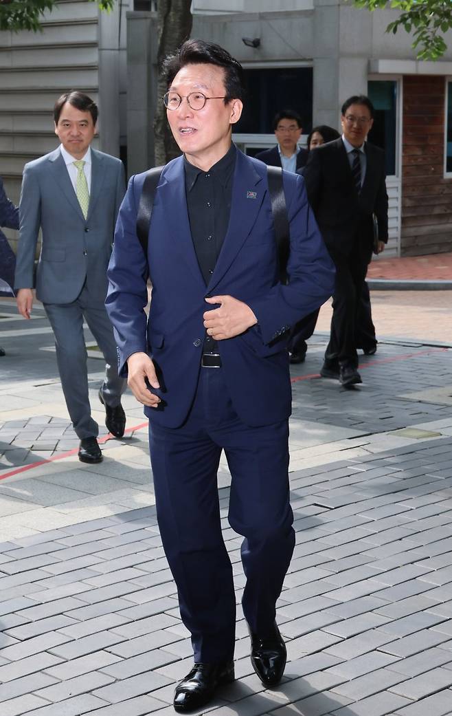 김민석 국무총리 후보자가 9일 서울 종로구 통의동 금융감독연수원에 마련된 청문회 준비단 사무실로 출근하고 있다. 연합뉴스