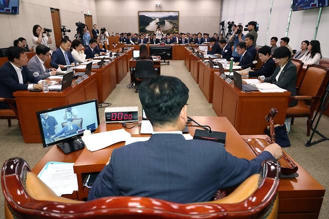 10일 서울 여의도 국회에서 열린 산불피해지원대책 특별위원회 제2차 전체회의에서 김정호 위원장이 대형산불 피해복구 및 지역재건을 위한 특별법안 등 안건을 상정하며 의사봉을 두드리고 있다. 뉴시스