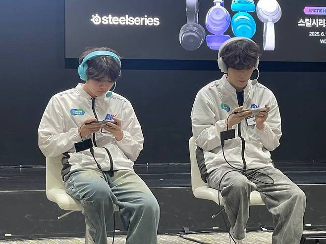 무대에서 시연 행사를 진행한 배틀그라운드 모바일 프로게이머 남경민, 안재범 선수