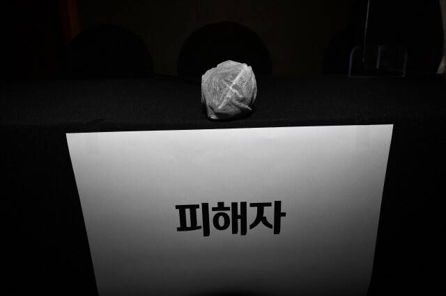 2021년 3월17일 서울 중구의 티마크그랜드호텔서 열린 ‘서울시장 위력 성폭력 사건 피해자와 함께 말하기’ 기자회견에 박원순 전 서울시장 성폭력 사건 피해자 자리가 마련돼 있다. 이날 기자회견에 피해자가 참석해 발언했으나, 언론 노출엔 동의하지 않았다. 사진공동취재단