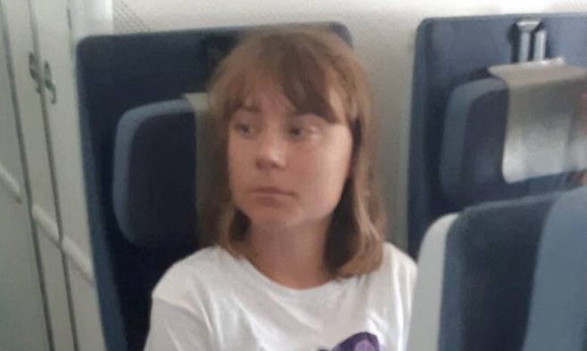 그레타 툰베리가 10일(현지시각) 이스라엘 외무부가 지정한 비행기에 탑승해있다. 이스라엘 외무부는 그가 프랑스를 경유해 스웨덴으로 향했다고 밝혔다. 로이터 이스라엘 외무부 제공