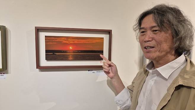 이지상 작가가 전시회 출품작에 대해 설명하고 있다. 오윤주 기자