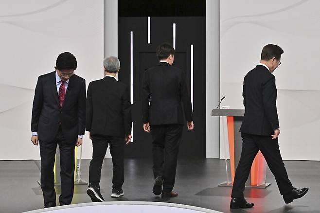 2025년 5월18일 이재명 더불어민주당, 이준석 개혁신당, 권영국 민주노동당, 김문수 국민의힘 대선 후보(오른쪽부터)가 중앙선거방송토론위원회 주관으로 열린 제21대 대선 1차 후보자 토론회에서 기념사진을 찍고 자리로 돌아가고 있다. 국회사진기자단