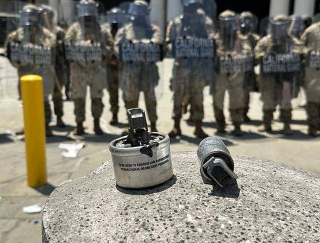 8일 미국 캘리포니아주 로스앤젤레스 메트로폴리탄 구금센터 앞 바닥에 나뒹굴고 있던 비살상탄 잔해들. 최루탄(왼쪽)과 고무탄 발사 후 버려진 케이스로 추정된다. 로스앤젤레스=이서희 특파원