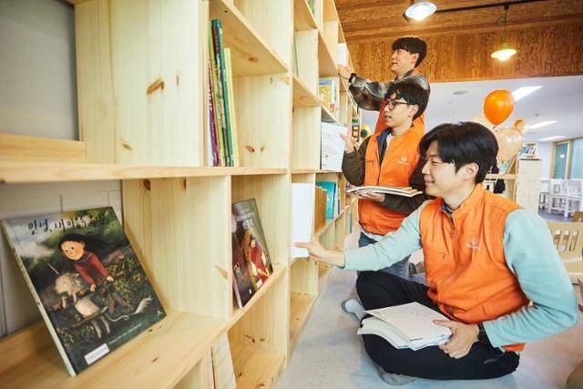 한화 건설부문 임직원들이 포레나 도서관 조성 봉사활동을 하고 있다. 한화 건설부문