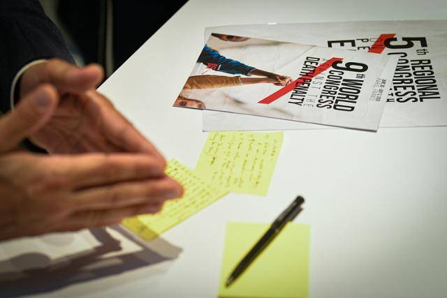 라파엘 셰뉘엘-아자 사무국장이 인터뷰 도중 포스트잇에 메모를 하고 있다. 남동균 인턴기자