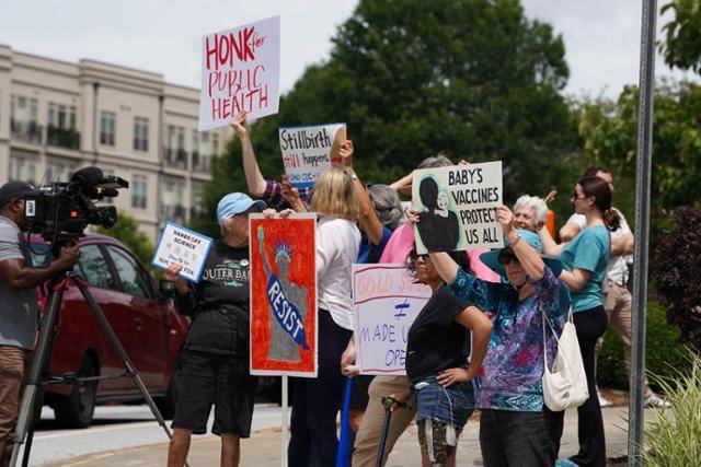 미국인들이 지난달 30일 조지아주 애틀란타에 있는 질병통제예방센터(CDC) 지사 건물 앞에서 로버트 케네디 주니어 미국 보건장관의 백신 축소 기조에 반발하는 시위를 하고 있다. 애틀란타=로이터 연합뉴스