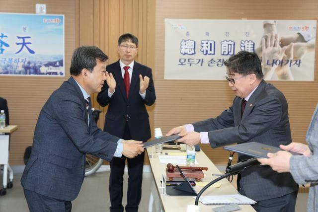 남한권(왼쪽) 경북 울릉군수가 지난달 30일 포항시 북구청 회의실에서 유철환 국가권익위원회 위원장에게 조정안을 제출하고 있다. 대저페리 제공