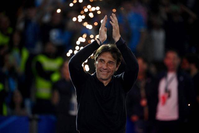 안토니오 콘테 나폴리 감독이 5월 23일 이탈리아 나폴리의 디에고 마라도나 스타디움에서 열린 이탈리아 세리에A 칼리아리와 경기 후 리그 우승 시상식에서 박수를 치며 기뻐하고 있다. 나폴리=AFP 연합뉴스
