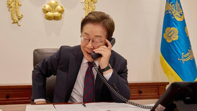 이재명 대통령이 10일 서울 용산 대통령실 청사 집무실에서 시진핑 중국 국가주석과 전화 통화를 하고 있다. 대통령실 제공