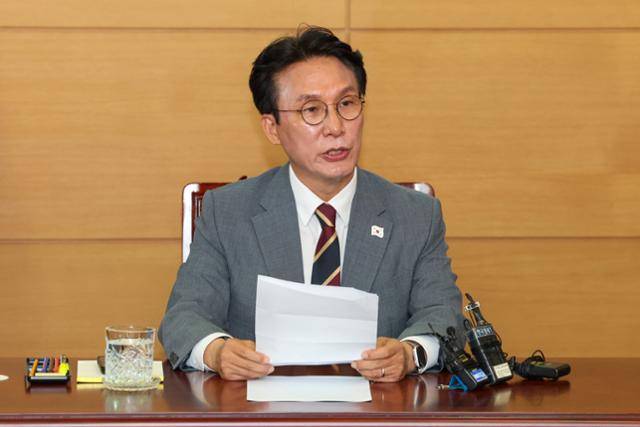 김민석 국무총리 후보자가 10일 오전 서울 종로구 통의동 금융감독연수원에 마련된 청문회 준비단 사무실에서 출입기자들과 간담회를 갖고 있다. 뉴스1