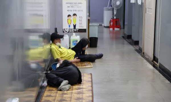 서울역희망지원센터에서 노숙인이 휴식을 취하고 있다./사진=연합뉴스