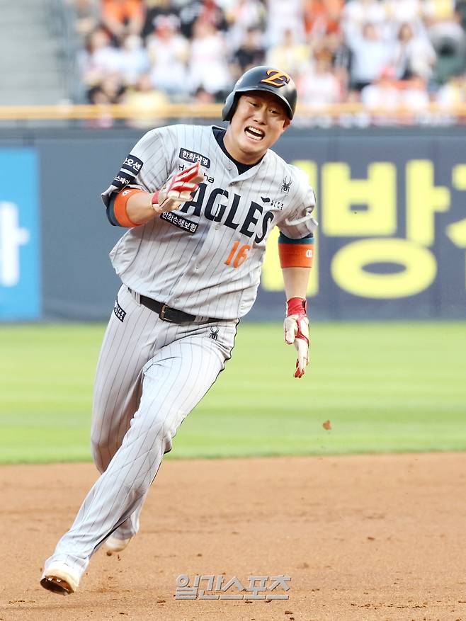 2025 KB0리그 프로야구 LG 트윈스와 한화 이글스의 경기가 28일 오후 서울 잠실야구장에서 열렸다. 3회초 2사 1루 문현빈의 적시타 때 1루주자 하주석이 홈까지 전력질주하고 있다. 잠실=김민규 기자 /2025.05.28/