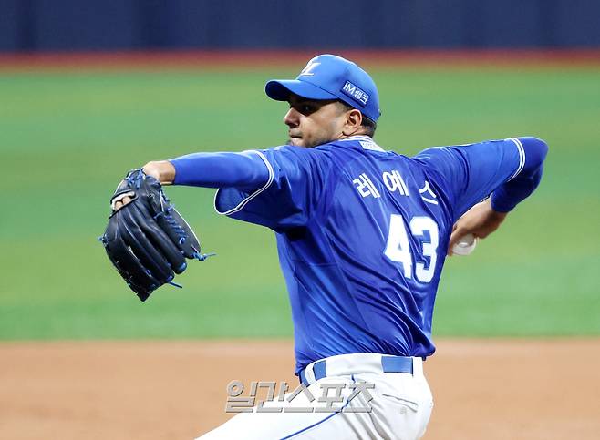 2025 KB0리그 프로야구 키움히어로즈와 삼성라이온즈의 경기가 22일 오후 서울 고척스카이돔에서 열렸다. 삼성 선발 레예스가 등판해 공을 던지고 있다. 고척=김민규 기자 mgkim1@edaily.co.kr /2025.05.22/