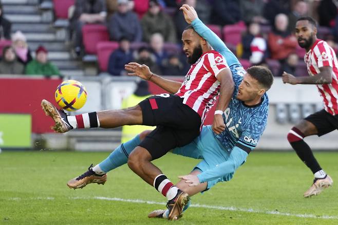 음뵈모(왼쪽)가 토트넘전에서 슈팅을 때리는 모습. 사진=AP 연합뉴스