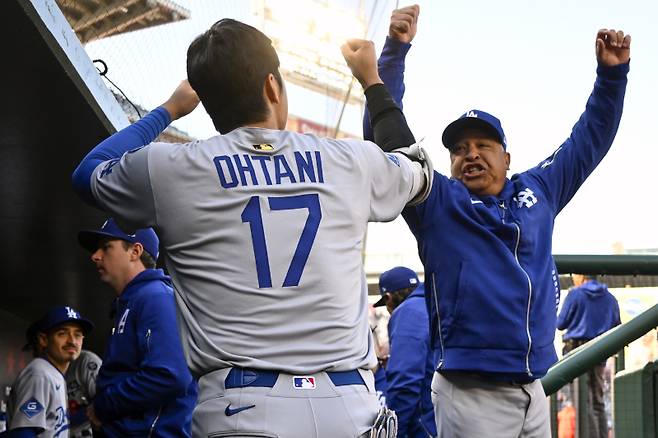 <yonhap photo-3776="">10일(한국시간) 샌디에이고전에 출전한 김혜성이 5회 타석에서 좌투수 마쓰이 유키에게 안타를 쳤지만, 8회 같은 유형 아드리안 모레혼과의 승부를 앞두고 키케 에르난데스와 교체됐다. 로버츠 감독은 빠른 공 대처 능력을 대타를 낸 이유로 밝혔다. (AP Photo/John McDonnell)/2025-04-10 09:10:37/ <저작권자 ⓒ 1980-2025 ㈜연합뉴스. 무단 전재 재배포 금지, AI 학습 및 활용 금지></yonhap>