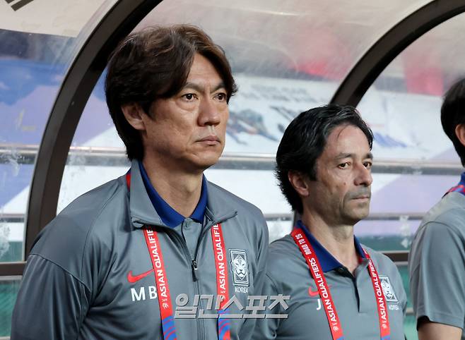 11회 연속 월드컵 본선 진출을 확정지은 대한민국 축구대표팀이 10일 오후 서울 마포구 서울월드컵경기장에서 2026 FIFA 북중미 월드컵 아시아지역 3차 예선 최종전 쿠웨이트와의 경기를 가졌다. 경기 전 홍명보 감독이 벤치에 서 있다. 상암=김민규 기자 mgkim1@edaily.co.kr /2025.06.10/