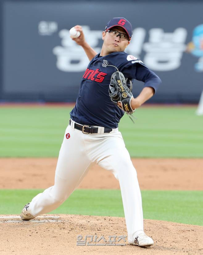 10일 오후 수원 KT위즈파크에서 열린 2025 프로야구 롯데와 KT 경기. 롯데 선발 박세웅이 힘차게 공을 던지고 있다. 수원=정시종 기자 capa@edaily.co.kr /2025.06.10.