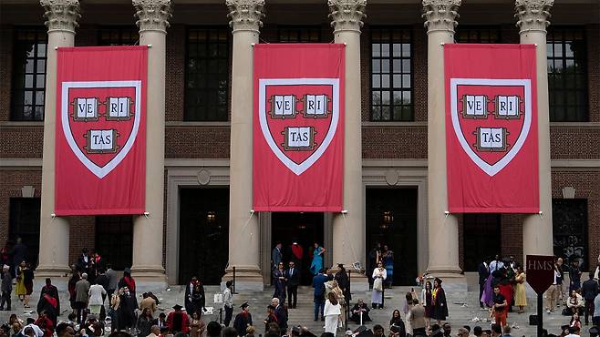 하버드대 도서관에 걸린 대학 교기 [연합뉴스 자료사진/AFP 제공]