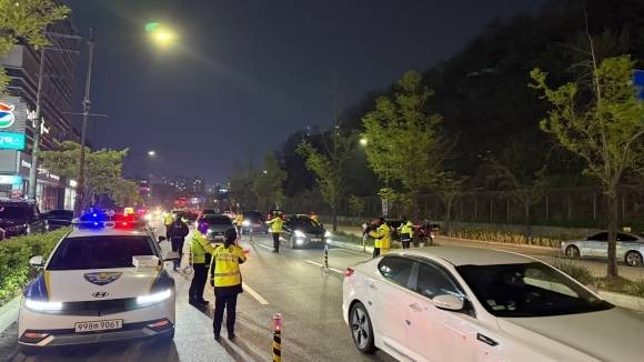 음주운전 단속을 하는 경찰 [사진=충남경찰청]