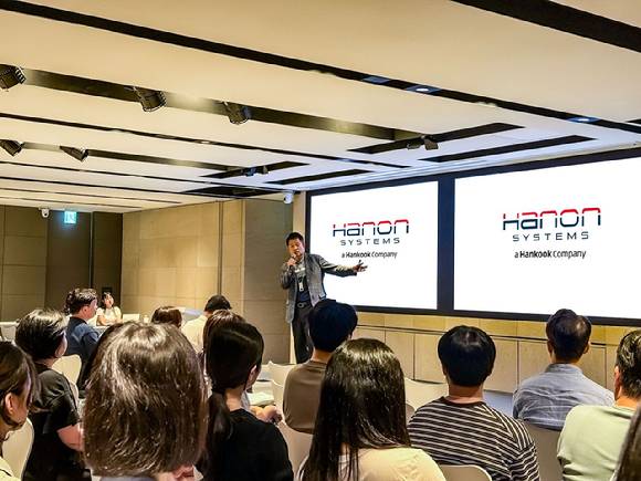 이수일 한온시스템 대표이사가 '프로액티브 콘서트'에서 발표하고 있다. [사진=한온시스템]