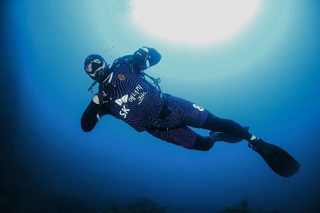 멸종위기종 남방큰돌고래 서식지인 제주 해역에서, 제주SK 선수가 써드 유니폼을 입고 수중 퍼포먼스를 선보이고 있다. (제주SK 제공)