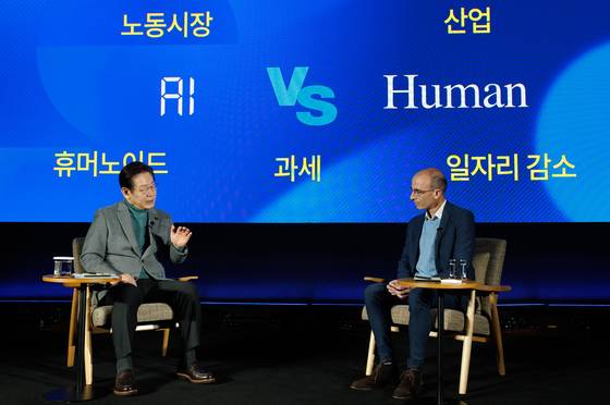 지난 3월 인문학 베스트셀러 『사피엔스』의 저자인 유발 하라리(오른쪽)가 서울 여의도 국회 사랑재에서 당시 이재명 더불어민주당 대표(왼쪽)와 인공 지능(AI)을 주제로 대담을 하고 있다. [사진 국회사진기자단]