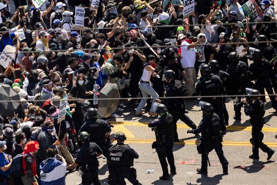 8일(현지시간) LA에서 도널드 트럼프 미국 행정부의 불법이민자 체포 작전에 반대하는 시위대와 주방위군이 충돌하고 있다. [AFP=연합뉴스]