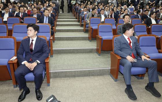 국민의힘 김용태 비상대책위원장(왼쪽)과 사퇴를 선언한 권성동 원내대표가 9일 오후 국회에서 열린 의원총회에 참석해 있다. 국민의힘은 오는 16일 새 원내대표를 뽑을 예정이다. 전민규 기자