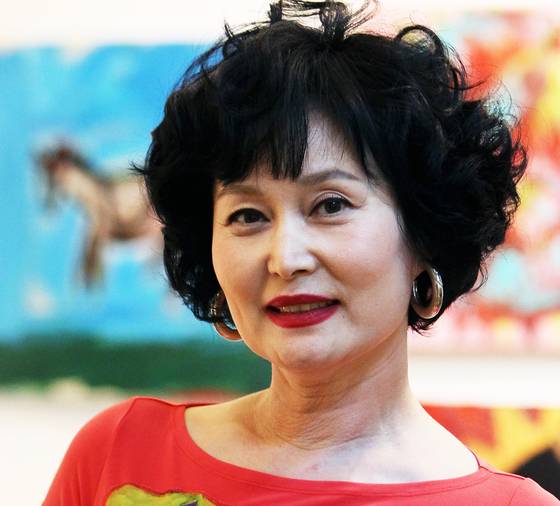 1970~1990년대 인기 패션모델로 활동한 이희재(李喜宰)씨가 지난 9일 담도암 투병 끝에 세상을 떠났다고 유족이 10일 전했다. 사진은 2010년 화가로 데뷔한 직후의 고인. 연합뉴스