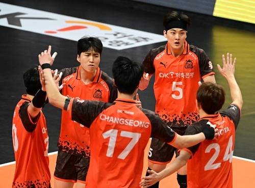 득점 후 기뻐하는 OK저축은행 선수들   (서울=연합뉴스) 6일 안산 상록수체육관에서 열린 도드람 2024-2025 V리그 남자부 OK저축은행과 대한항공 경기에서 OK저축은행 선수들이 득점 후 기뻐하고 있다. 2025.3.6 [한국배구연맹 제공. 재판매 및 DB 금지]   photo@yna.co.kr (끝)  〈저작권자(c) 연합뉴스, 무단 전재-재배포, AI 학습 및 활용 금지〉