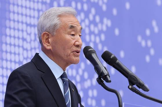 10일 서울 용산구 민주화운동기념관(옛 남영동 대공분실)에서 열린 '제38주년 6·10 민주항쟁 기념식' 및 '민주화운동기념관 개관식'에서 이재오 민주화운동기념사업회 이사장은 "다수는 항상 힘의 유혹을 받는다. 그 유혹에서 힘을 휘두르면 다수의 함정에 빠진다. 그 함정은 결국 민주주의의 파멸을 가져온다"고 강조했다. 뉴스1