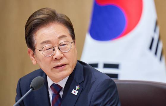 (이재명 대통령이 10일 서울 용산구 대통령실 청사에서 열린 국무회의에서 모두발언을 하고 있다. 뉴스1